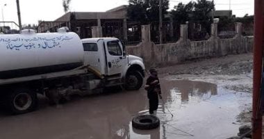 صور.. انطلاق حملة فتح شوارع أغلقتها مياه الأمطار فى العريش