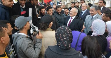 الخشت يتفقد ختام ماراثون الامتحانات والطلاب يلتقطون معه "السيلفي"