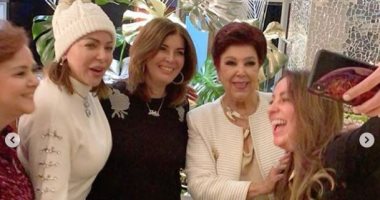 بضحكة حلوة وسيلفى.. نجمات الفن يحتفلن بعيد ميلاد دلال عبد العزيز