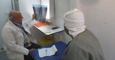 صور.. فحص 1379 مواطنا فى قافلة علاجية ب"صالح سعد" ببنى سويف