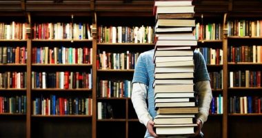 اعرف كل برج هيشترى إيه من معرض الكتاب.. رواية رومانسية ولا خيال علمى أو رعب