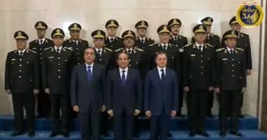 السيسى مع أعضاء المجلس الأعلى للشرطة ووزير الداخلية فى صورة تذكارية