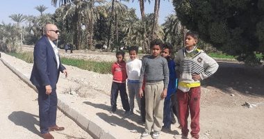  رئيس مدينة الطود بالأقصر يوافق على طلب أطفال بتوفير ملعب 