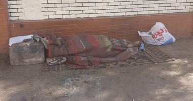 "سيبها علينا".. قارئ يشارك صورة لمشرد فى شارع البحر الأعظم بالجيزة
