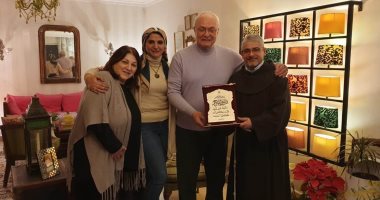 صور.. بطرس دانيال يزور الفنان يوسف فوزى ويهديه سورة من القرآن