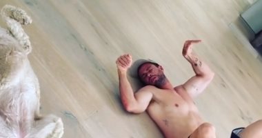 الفراغ وحش مفيش كلام.. كريس هيمسوورث يقلد "كلبه" في كيفية النوم