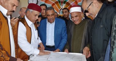 صور.. جولة محافظ مطروح لمتابعة احتياجات قرية الزيات والتجمعات الصحراوية 