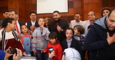 أول لقاء يجمع تامر حسنى بهايدى محمد ضحية ذا فويس كيدز.. صور وفيديو