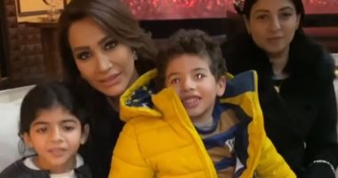 بسمة وهبة تحيى الشرطة مع ابنة أحد الشهداء.. وتعلق: "الله ينتقم من اللى يتمك"