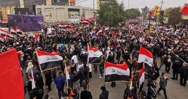 مئات الآلاف يتظاهرون فى بغداد للمطالبة برحيل القوات الأجنبية.. أنصار زعيم التيار الصدرى يطالبون بإنهاء وجود القوات الأمريكية فى البلاد.. "مقتدى الصدر": نسعى لتفادى زج بلادنا فى أتون حرب أخرى مع الأمريكيين