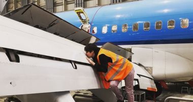 أغرب قصة حب.. علاقة غرامية بين فتاة وطائرة بوينج 737 تقترب من الزواج "صور"