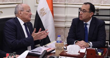 رئيس الوزراء يتابع مع وزير الإنتاج الحربى تنفيذ مشروع الألواح الشمسية