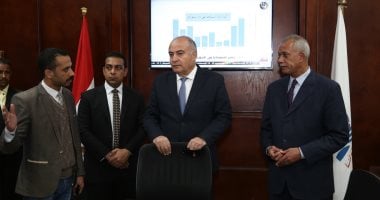 محافظ قنا يتفقد سير العمل مركز الأزمات بالديوان العام