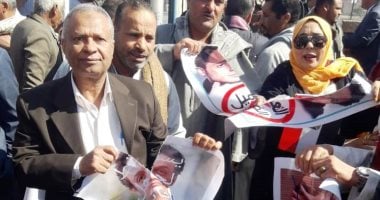 أهالى نجع حمادى يحتفلون بعيد الشرطة ويمزقون صور المقاول الهارب.. صور