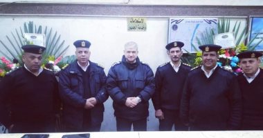 صور.. أهالى القليوبية يقدمون الورود لضباط الأقسام لتهنئتهم بعيد الشرطة