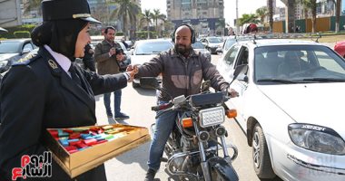 رجال الشرطة يوزعون الحلوى والورود على المواطنين فى 25 يناير