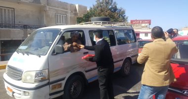 رجال الشرطة يوزعون الورود والحلوي علي المواطنين في شوارع بالغردقة.. صور