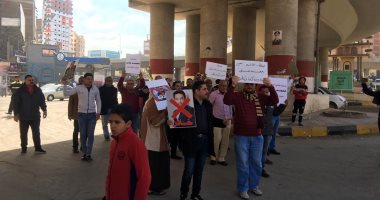 "خائن وعميل".. أهالى المحلة يرفعون لافتات ضد المقاول الهارب محمد على.. صور