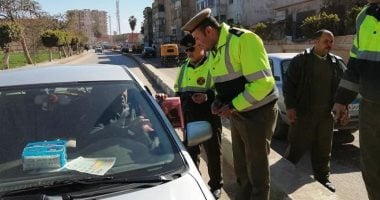 رجال الشرطة يوزعون ورود وحلوى على المواطنين وقائدى السيارات بشوارع الشرقية
