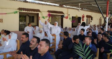 عفو رئاسى فى عيد الشرطة.. 3455 سجينا يودعون أسوار السجون وسط دموع الفرح.. المفرج عنهم: شكرا للرئيس ولن نعود إلى السجن مرة أخرى.. الأهالى: السيسى لم شمل عائلاتنا وأدخل السعادة إلى بيوتنا