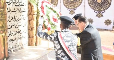 صور.. محافظ الشرقية ومدير الأمن يضعان إكليل زهور على نصب شهداء الشرطة