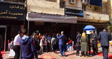 احتفالات أهالي الأقصر بعيد الشرطة أمام النصب التذكارى ومديرية الأمن