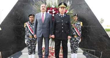 محافظا ومديرا أمن المنوفية ودمياط يضعون أكاليل زهور على نصب شهداء الشرطة