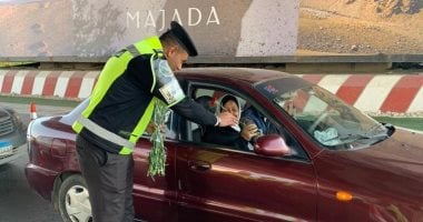 صور.. رجال المرور يوزعون كتيبات توعية ضد الحوادث على الطرق فى عيد الشرطة