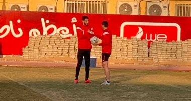 شاهد.. جلسة مطولة بين فايلر وشريف إكرامي فى مران الأهلى
