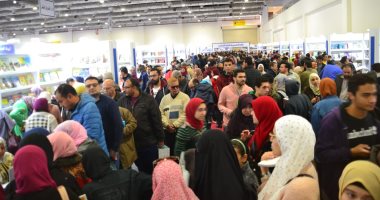 شاهد.. إقبال كبير على كتب مكتبة الأسرة وجمال جمدان فى معرض الكتاب 