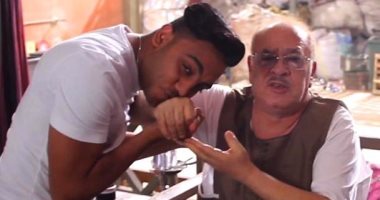 صورة.. أوس أوس يقبل يد صلاح عبد الله ويهنئه بميلاده بشعر حلبنتيشى