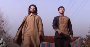 وسط الحرب.. عرض أزياء فى شارع أفغانى (فيديو)