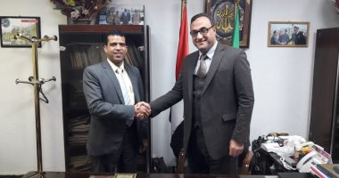 رئيس حى العجوزة يكرم صاحب أول عقد تصالح على البناء المخالف