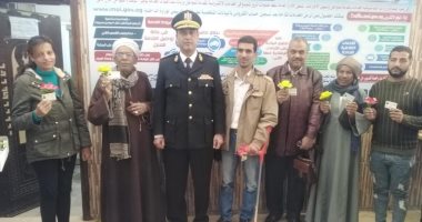 صور.. استخراج رخص للمواطنين بالمجان بـ"مرور الأقصر" احتفالاً بأعياد الشرطة