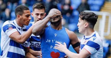 لاعب يسجل هدفا وينهمر بالبكاء بعد وفاة والده.. فيديو وصور