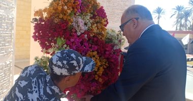 محافظ قنا يضع إكليلا من الزهور على النصب التذكارى للجندى المجهول .. صور