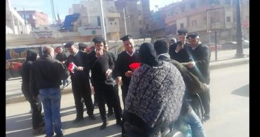 صور.. الشرطة توزع الورود والأعلام على المواطنين وقائدى السيارات بشوارع الغربية