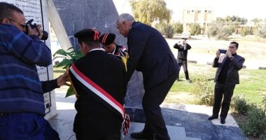 محافظ الوادى الجديد يضع أكليل الزهور على النصب التذكارى للشهداء فى ذكرى عيد الشرطة