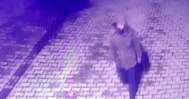 شاهد مجهول يمزق إطارات السيارات فى شوارع تركيا بعد الزلزال