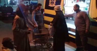 صور.. محافظ سوهاج يوجه بتقديم الرعاية اللازمة لسيدة مسنة تفترش الشارع