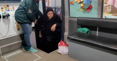 فريق أطفال وكبار بلا مأوى ينقل مسنة إلى دار رعاية في القاهرة