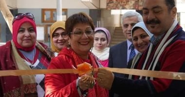 جامعة أسيوط تستقبل الفنانة الأرجنتينية ماريا كرستينا خلال مشاركتها بورشة عمل النسيج 