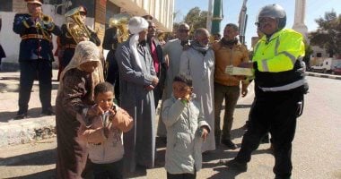 صور .. أمن الوادى الجديد يوزع الحلوى والورود على المواطنين بمناسبة احتفالات عيد الشرطة 