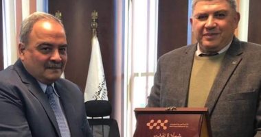 رئيس المصرية للمطارات يكرم مجدى عبد السلام مدير مطار سانت كاترين  