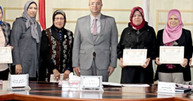 محافظ بنى سويف يكرم 5 نماذج نسائية لنجاحهن فى العمل العام والتطوعى
