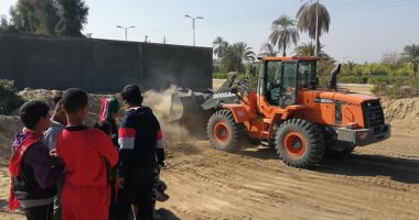 صور.. رئيس مدينة الطود: البدء في إنشاء ملعب خماسي للأطفال بمنطقة نجع مكى 