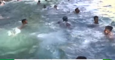 الكنيسة الأرثوذكسية باليونان تتحدى أمر إغلاق عيد الغطاس
