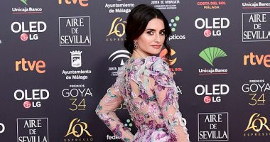 بينيلوب كروز ساحرة بفستان أرجوانى شفاف من Ralph & Russo .. صور