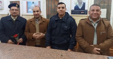 صور.. أهالى الشرقية يقدمون الورود لرجال الشرطة احتفالا بعيدهم