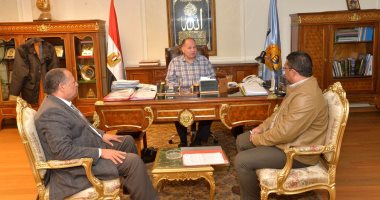 محافظ أسيوط يستعرض خطة مشروع الرصف والبدء في تطويره